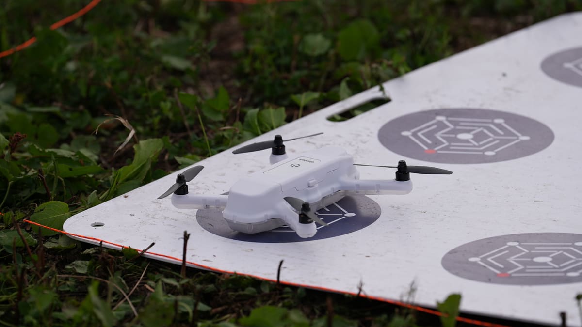 Drone Drotek sur sa cible — pixel réel du ciel-canvas